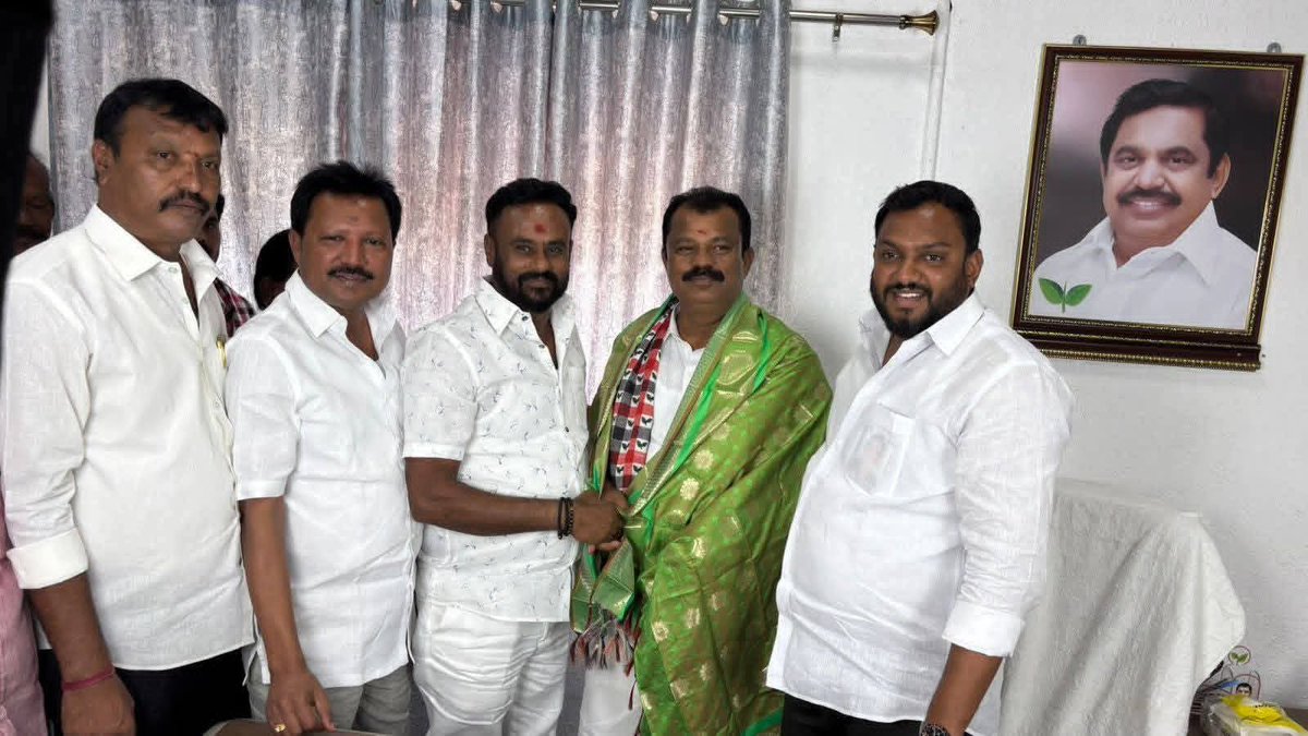 தேமுதிக ஓசூர் மாநகர் 
மாவட்டச் செயலாளர் ராமசாமி ரெட்டி அவர்கள் 

தேமுதிகவில் இருந்து விலகி  அதிமுகவில் இணைந்தார்.