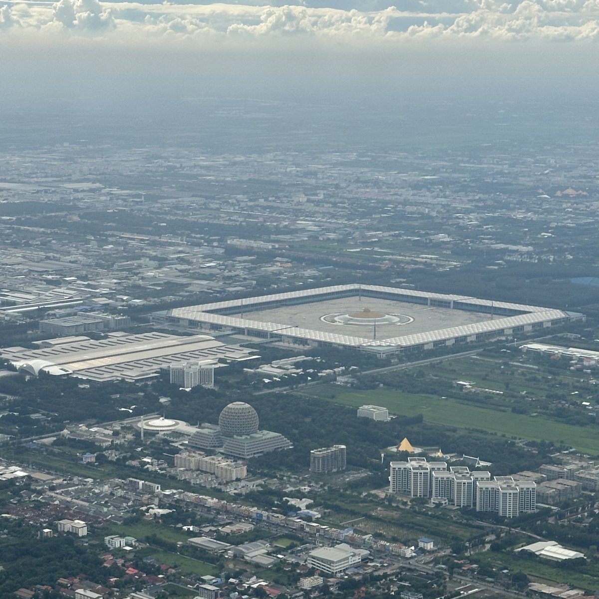 โปรดมาจัดคอนเสิร์ตที่ประเทศของฉัน เรามีสเตเดียมใหญ่ที่จะคอยรองรับพวกคุณ