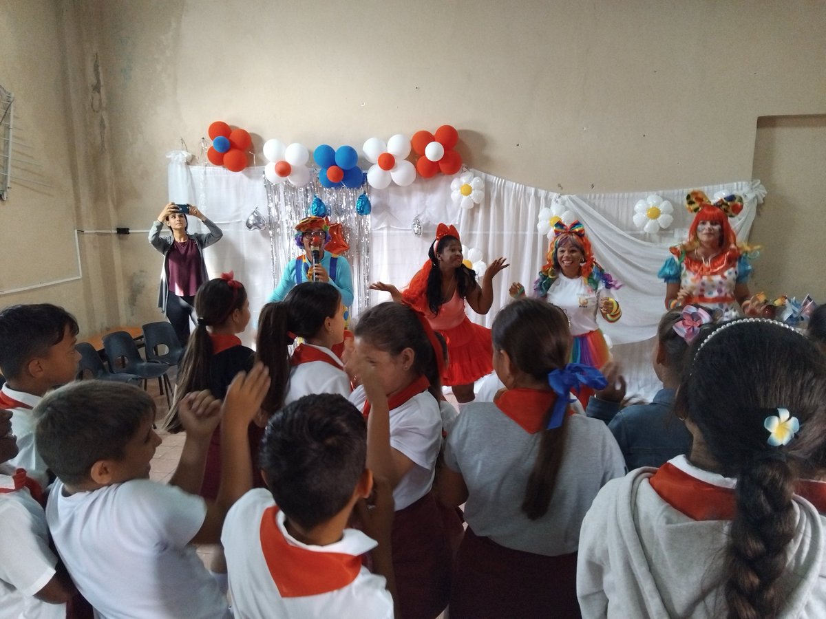 Juankht76's tweet photo. La educación vial, entre los contenidos que se implementan en las instituciones educativas, en este día se realiza la convocatoria al concurso "La familia y el tránsito" con la presentación del proyecto educativo de vialidad en la IE Héroes de Girón #Banes #PorUnaEscuelaSaludable https://t.co/PAEedhb3yf