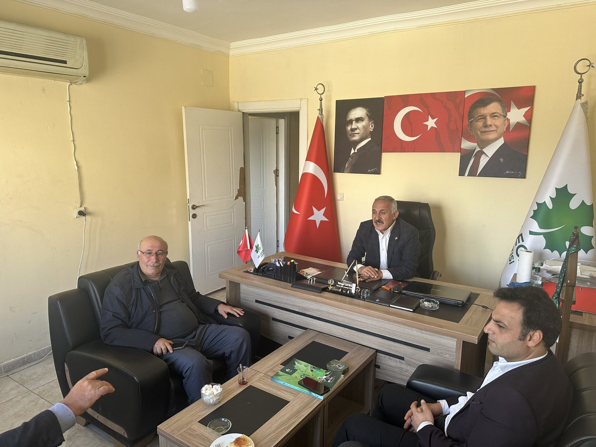 hidayetbaysal8's tweet photo. İl başkanlığımızda haftalık toplantımızı il yönetimi ve ilçe başkanlarımızın katılımıyla gerçekleştirdik. Gündeme dair önemli istişarelerde bulunduk. Çınarımızı büyütmeye devam ediyoruz. 
@Ahmet_Davutoglu 
@yesilyurt_ @GelecekPartiTR @gelecek63 https://t.co/YIWrvKP8qy