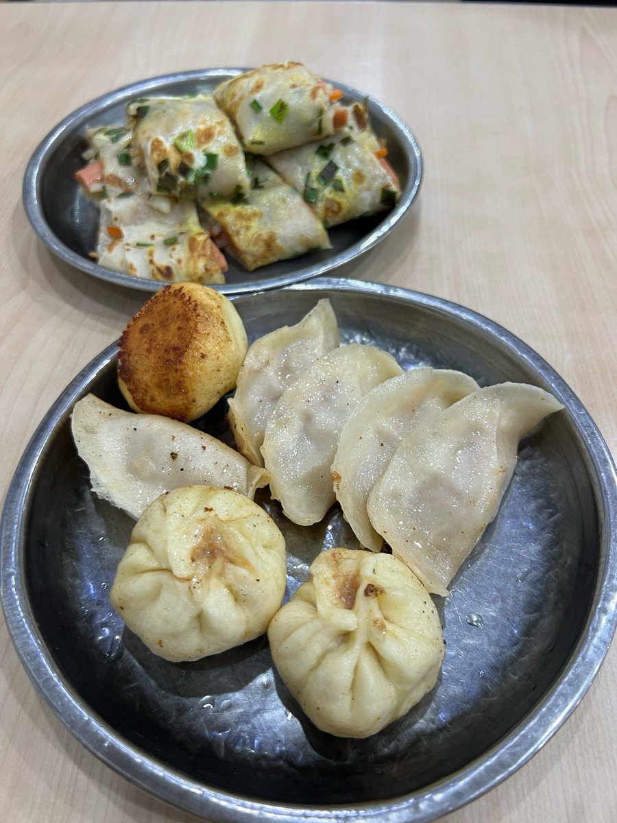 Shoaiba08982652's tweet photo. "Street food magic! Crispy fried dumplings + steaming hot soup = perfect quick bite.  Grab yours before they’re gone!" https://t.co/8454wX3Jw3