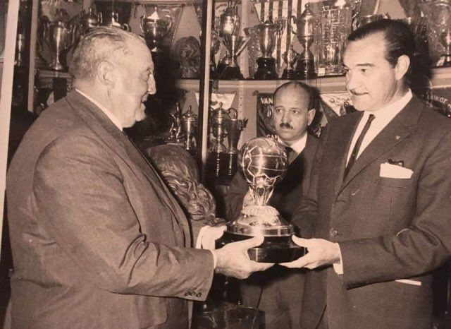 HistoriaCAP's tweet photo. 🗓️#UnDíaComoHoy de 1918, nacía Gastón Guelfi

⭐Presidio el club desde 1958 a 1973 al fallecer en ejercicio del cargo.

🏆2 Copas Intercontinentales
🏆3 Copas Libertadores de América
🏆1 Supercopa de Campeones Intercontinentales
🏆9 Campeonatos Uruguayos https://t.co/A59Fwngotp