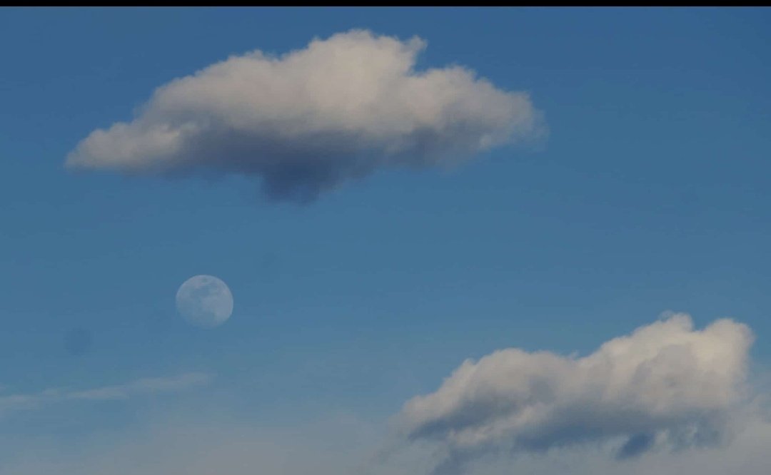 Smagi15's tweet photo. La #luna sospesa come nuvola tra le nuvole https://t.co/WJsXHa9o4z