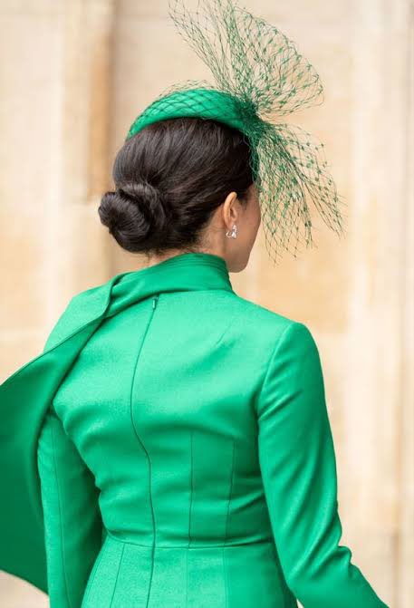unreMARKLEble's tweet image. Here we have #MeghanMarkle in green Emilia Wickstead and the #PrincessofWales  in green Emilia Wickstead.  How can 2 women use the same designer but one of them looks like a messy untailored disaster, and the other is flawless? #MeghanIsTheProblem #MeghanMarkleFashionFail