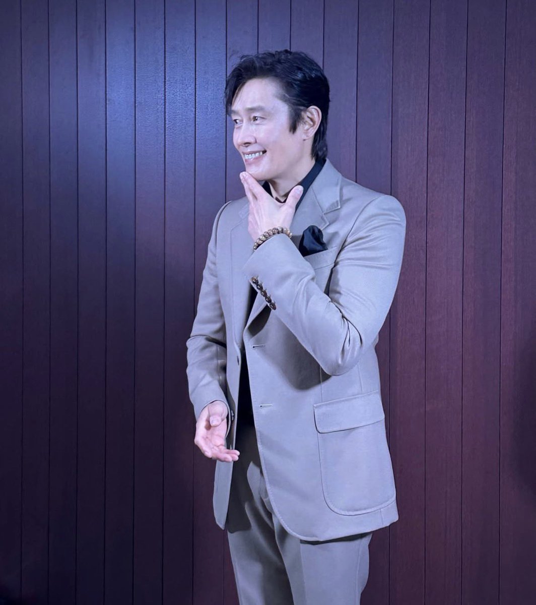 lee byung-hun wears 🤎 tweet media