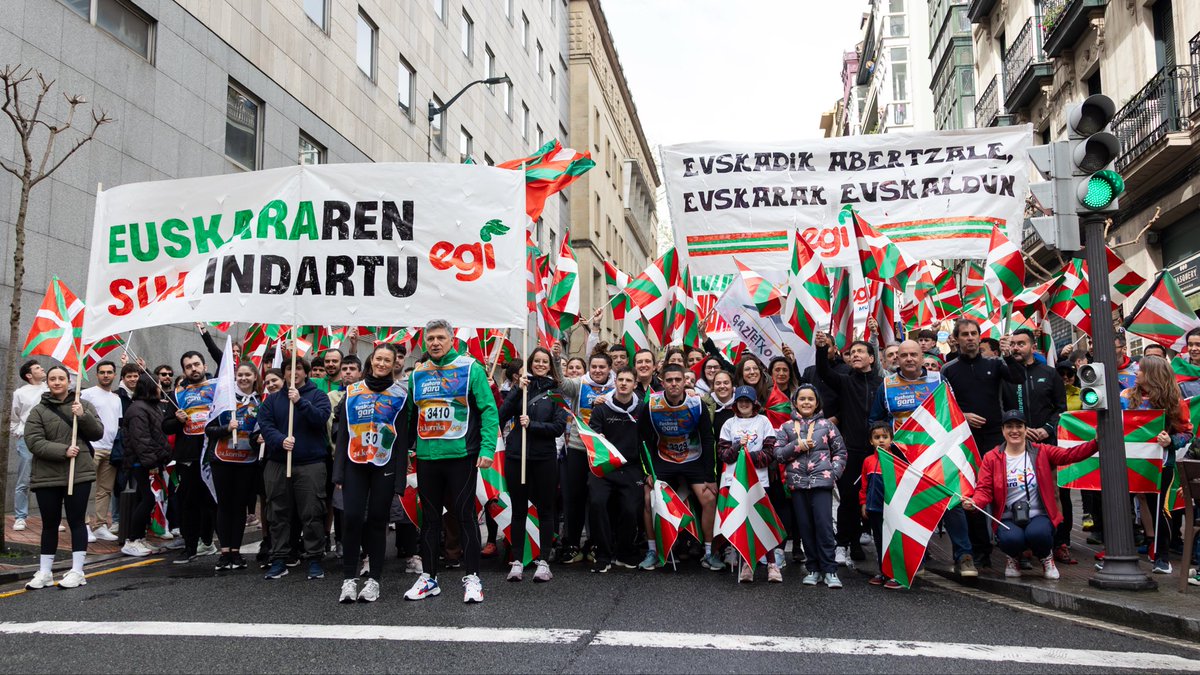 euzkogaztedi's tweet photo. 🏃‍♀️‍➡️ 11 egun luzuren ondoren, atzo amaiera eman genion Korrikari 🏃

🚩 Korrikaren ibilibide osoan, Euzko Gaztedi bertan egon da, betiko ilusioarekin, harrotasunez eta indarrez beterik, eta helburu bakar batekin: euskara garela ozen aldarrikatzea. https://t.co/ecnB3mrqj7