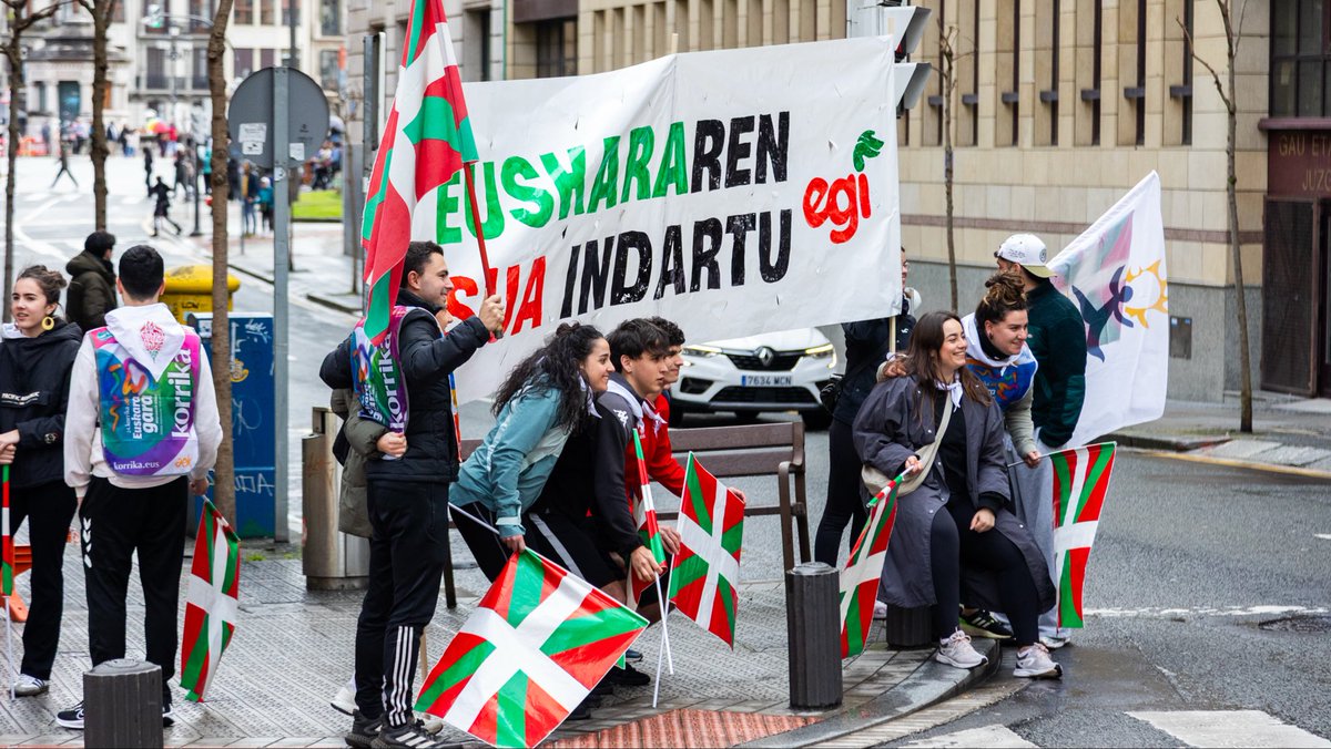 euzkogaztedi's tweet photo. 🏃‍♀️‍➡️ 11 egun luzuren ondoren, atzo amaiera eman genion Korrikari 🏃

🚩 Korrikaren ibilibide osoan, Euzko Gaztedi bertan egon da, betiko ilusioarekin, harrotasunez eta indarrez beterik, eta helburu bakar batekin: euskara garela ozen aldarrikatzea. https://t.co/ecnB3mrqj7