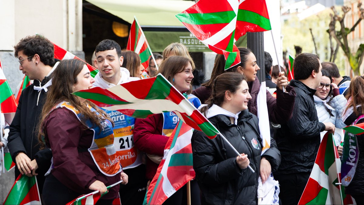 euzkogaztedi's tweet photo. 🏃‍♀️‍➡️ 11 egun luzuren ondoren, atzo amaiera eman genion Korrikari 🏃

🚩 Korrikaren ibilibide osoan, Euzko Gaztedi bertan egon da, betiko ilusioarekin, harrotasunez eta indarrez beterik, eta helburu bakar batekin: euskara garela ozen aldarrikatzea. https://t.co/ecnB3mrqj7