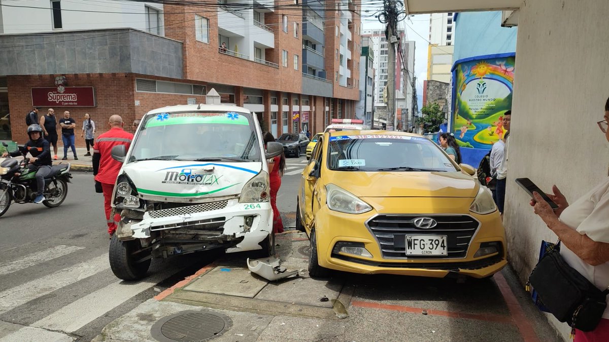 BLUSantanderes's tweet photo. #ReporteroBlu Un fuerte choque se presentó entre dos vehículos en la carreara 25 con calle 35 de Bucaramanga. El conductor de una buseta omitió el pare y se estrelló contra un taxi. Dos personas resultaron con lesiones leves #VocesySonidos https://t.co/Cm8UjgoUpG