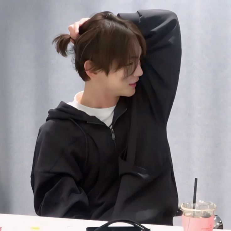 i miss kibum i miss my girlfriend i miss seeing him on stage and on screen i miss his weekly outfits on nolto or his clever jokes on ila i miss his voice and the way he dances and his expressions when performing i miss his instagram dumps I MISS MY WIFE COME BACK TO MEEEE