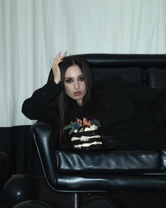 solenetxt's tweet photo. 🖤🔪🎂 https://t.co/3yH6KPnu4G