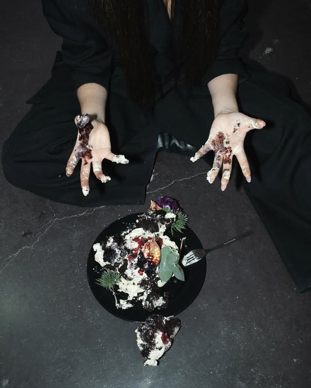 solenetxt's tweet photo. 🖤🔪🎂 https://t.co/3yH6KPnu4G