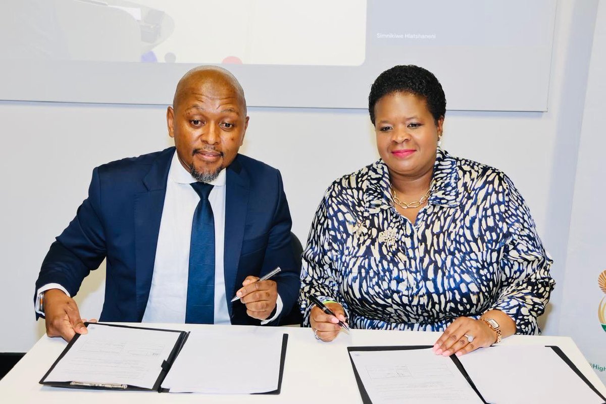 Our_DA's tweet photo. 🧑‍💻 10 000 digital skills scholarships unlocked! DA Deputy Minister Dr Mimmy Gondwe has secured a partnership with Google SA to equip students with necessary digital skills.

We're focused on bridging the skills gap and driving youth employment through public-private partnerships. https://t.co/RLxuMFxZug