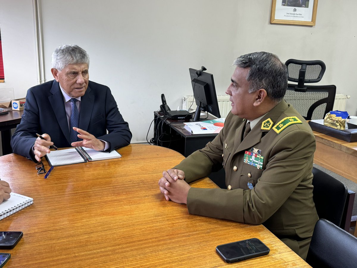 DPPAysen's tweet photo. Esta jornada el Delegado Presidencial Provincial de Aysén, Eligio Montecinos Araya, recibió el saludo protocolar del Jefe de Zona de Carabineros Aysén, General Eduardo Palma Fuentes.
Tanto para el Delegado como para el Gobierno la seguridad es un tema relevante que atender. https://t.co/9Yf4o1Wxeb