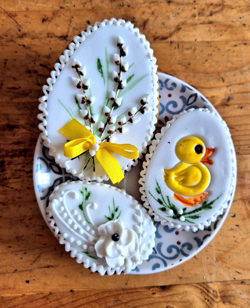 mariechr77's tweet image. Šla jsem k sousedům pro domácí vejce a dostala jsem navrch velikonoční perníčky. 😁
Kdo umí, ten umí. 🤗👍
A paní S. umí. 😊
#Vysočina
#Velikonoce