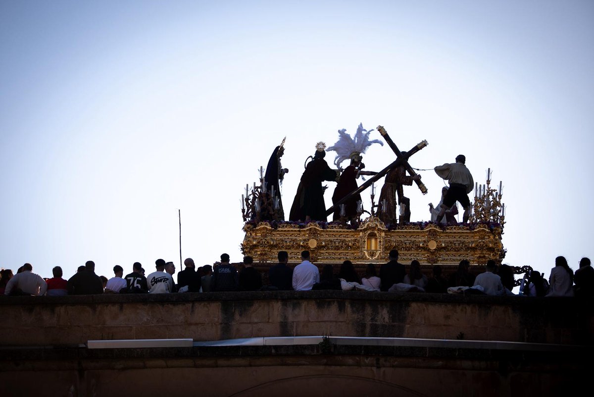 ideal_cofrade's tweet photo. En directo | Una de las imágenes de la jornada. Así cruza el Cristo del Trabajo el puente romano.

@HdadTrabajoyLuz #SSantaGR26 

https://t.co/Gnv2PuIQPT https://t.co/1qUN500Edd