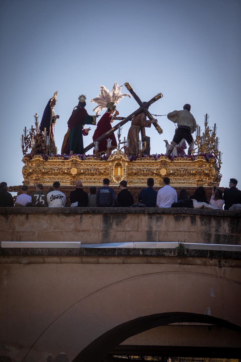 ideal_cofrade's tweet photo. En directo | Una de las imágenes de la jornada. Así cruza el Cristo del Trabajo el puente romano.

@HdadTrabajoyLuz #SSantaGR26 

https://t.co/Gnv2PuIQPT https://t.co/1qUN500Edd
