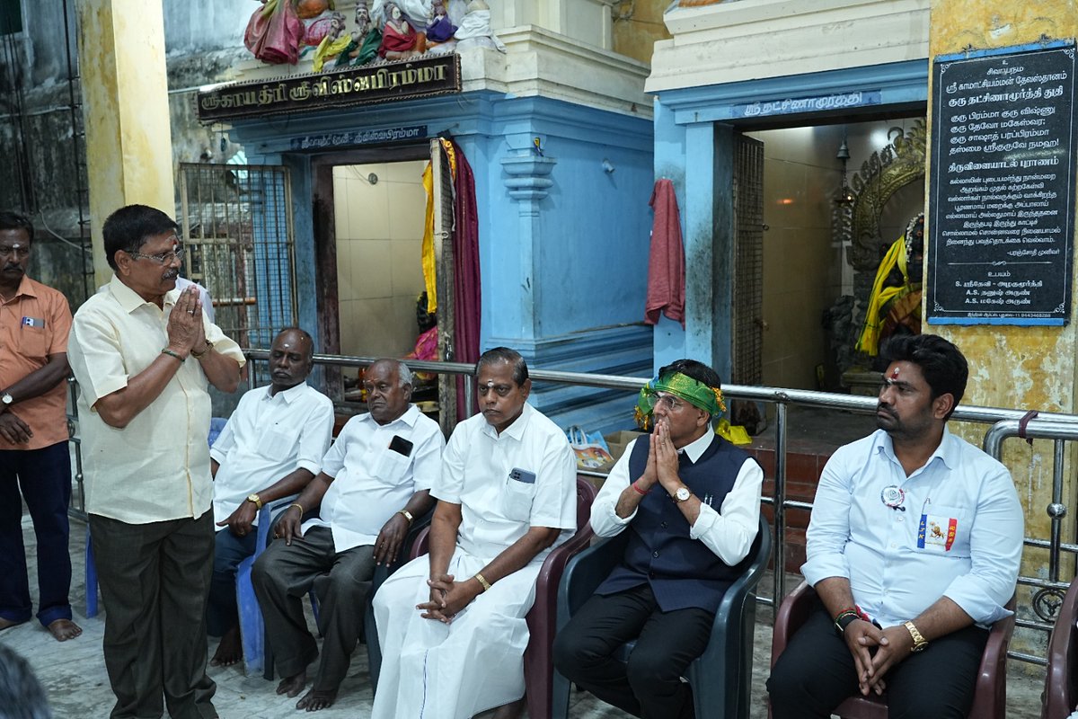 BJP4Puducherry's tweet photo. புதுச்சேரி பாரதிய ஜனதா கட்சி சார்பில், மத்திய அமைச்சர் திரு. @mansukhmandviya  அவர்கள் தலைமையில், விஸ்வகர்மா சமுதாயத்தைச் சேர்ந்த நிர்வாகிகள் தேசிய ஜனநாயக கூட்டணிக்கு ஆதரவு கடிதம் வழங்கும் நிகழ்ச்சி, புதுச்சேரி காமாட்சி அம்மன் கோவில் வளாகத்தில் சிறப்பாக நடைபெற்றது.

இந்நிகழ்ச்சியில் லஜக (LJK) தலைவர் திரு.ஜோஸ் சார்ல்ஸ் மார்ட்டின் அவர்கள் சிறப்பு அழைப்பாளராக கலந்து கொண்டார். மேலும், பாஜக மாநில தேர்தல் மேலாண்மை குழு துணைத் தலைவர் திரு. ரவிச்சந்திரன் அவர்கள் உடன் இருந்தார்.

மேலும், படைப்பாளி மக்கள் கட்சி தலைவர் திரு. தங்கம், திரு. சுப்பிரமணியன், திரு. வரதன், திரு. வெங்கடாசலபதி, திரு. சண்முகம் உள்ளிட்டோர் கலந்து கொண்டனர்.

அத்துடன், அகில பாரதிய விஸ்வகர்மா மகா சபா பொறுப்பாளர்களான திரு. கோபாலகிருஷ்ணன், திரு. தியாகராஜன், திரு. நாகலிங்கம், திரு. பாபு மற்றும் கோவில் முக்கிய நிர்வாகிகள் ஆகியோர், எதிர்வரும் தேர்தலில் தேசிய ஜனநாயக கூட்டணிக்கு தங்களது முழு ஆதரவை கடிதம் வழங்கி உறுதி தெரிவித்தனர்.