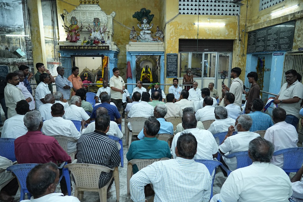 BJP4Puducherry's tweet photo. புதுச்சேரி பாரதிய ஜனதா கட்சி சார்பில், மத்திய அமைச்சர் திரு. @mansukhmandviya  அவர்கள் தலைமையில், விஸ்வகர்மா சமுதாயத்தைச் சேர்ந்த நிர்வாகிகள் தேசிய ஜனநாயக கூட்டணிக்கு ஆதரவு கடிதம் வழங்கும் நிகழ்ச்சி, புதுச்சேரி காமாட்சி அம்மன் கோவில் வளாகத்தில் சிறப்பாக நடைபெற்றது.

இந்நிகழ்ச்சியில் லஜக (LJK) தலைவர் திரு.ஜோஸ் சார்ல்ஸ் மார்ட்டின் அவர்கள் சிறப்பு அழைப்பாளராக கலந்து கொண்டார். மேலும், பாஜக மாநில தேர்தல் மேலாண்மை குழு துணைத் தலைவர் திரு. ரவிச்சந்திரன் அவர்கள் உடன் இருந்தார்.

மேலும், படைப்பாளி மக்கள் கட்சி தலைவர் திரு. தங்கம், திரு. சுப்பிரமணியன், திரு. வரதன், திரு. வெங்கடாசலபதி, திரு. சண்முகம் உள்ளிட்டோர் கலந்து கொண்டனர்.

அத்துடன், அகில பாரதிய விஸ்வகர்மா மகா சபா பொறுப்பாளர்களான திரு. கோபாலகிருஷ்ணன், திரு. தியாகராஜன், திரு. நாகலிங்கம், திரு. பாபு மற்றும் கோவில் முக்கிய நிர்வாகிகள் ஆகியோர், எதிர்வரும் தேர்தலில் தேசிய ஜனநாயக கூட்டணிக்கு தங்களது முழு ஆதரவை கடிதம் வழங்கி உறுதி தெரிவித்தனர்.