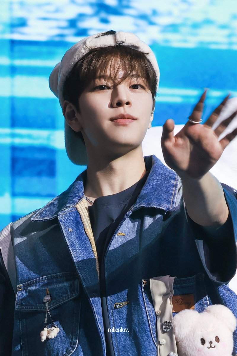 𝘮𝘰𝘯𝘨. tweet media