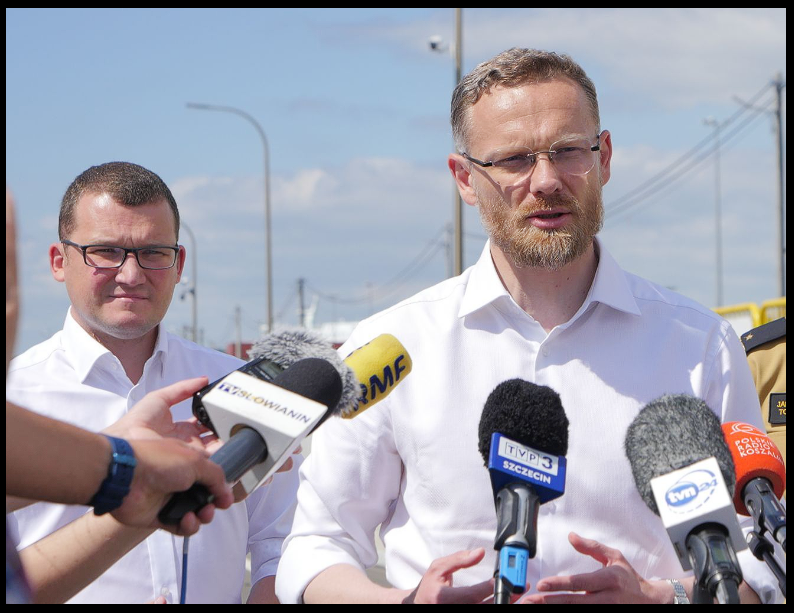 Do motłochu - wyborców pis.

W czasie kampanii wyborczej Zbigniew Bogucki straszył Polaków uchodźcami:
Będą gwałcić nasze matki, żony, siostry i córki, odbiorą pracę Polakom i zniszczą naszą kulturę 
- krzyczał na wiecach.

Jako wojewoda zachodniopomorski Zbigniew Bogucki, przez
