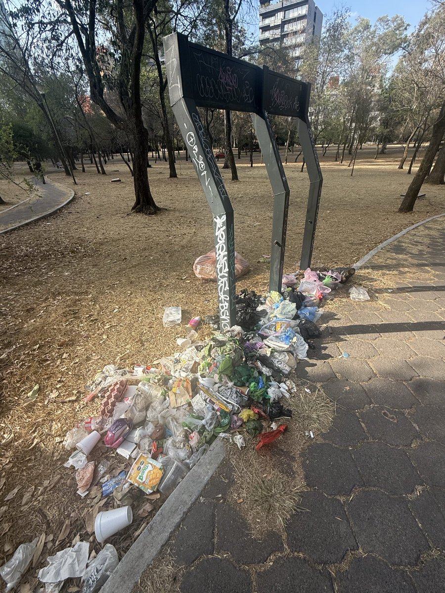 catabuchanan's tweet photo. La negligencia de atender, mantener y limpiar el Parque Libano es algo inentendible. @MHcesac @ChapultepecCDMX @AlcaldiaMHmx @SEDEMA_CDMX  Quien responde porque esto? El Bosque de Chapultepec deberia pero no lo hace.. https://t.co/dLZLMykURO