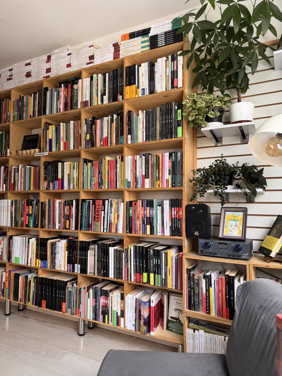 Si estás en Medellín por Semana Santa puedes venir a conocernos, disfrutar de esta luz, tomarte algo, leer, conversar, estar en silencio, lo que quieras. 
(Jueves y viernes atendemos con citas).
Ítaca Librería-Bar 
Circular 5 #70-127, Laureles.