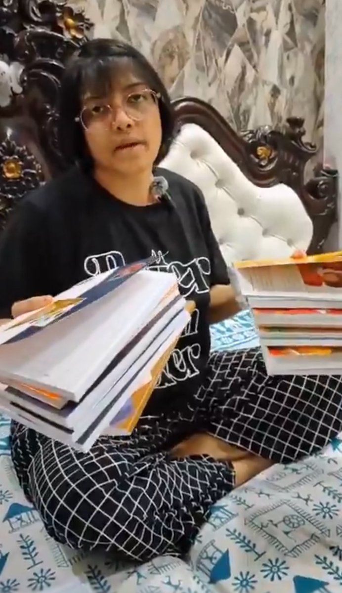 एक टेक्स्ट बुक की कीमत ₹900 है नोटबुक की कीमत ₹210 प्रति नोटबुक है,

किताबों और नोटबुक्स की कुल कीमत ₹12,000 है,

यह सब दिल्ली के पहली कक्षा की कॉपी किताब का खर्च बताया जा रहा है,

फीस अलग से होगी बाकी खर्चे अलग से होंगे,

प्राइमरी स्कूलों में बच्चों को पढ़ाना अब एक ऐसी