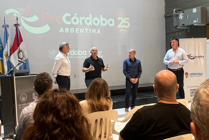 AgenciaProCba's tweet photo. 📍 Visitamos Las Varillas para presentar nuestros programas y herramientas de internacionalización a las empresas de la región. 🌎 También mantuvimos una reunión de trabajo y rueda de prensa con el intendente Mauro Daniele, en la que planificamos una agenda de promoción comercial internacional. 📈  Analizar los desafíos del contexto mundial es clave para generar herramientas que impulsen nuestras exportaciones. 

La jornada continuará con visitas a firmas radicadas en Las Varillas. 🚀 Junto al sector productivo local, seguimos fortaleciendo la sinergia público-privada para proyectar a las pymes de toda la provincia hacia nuevos mercados globales.