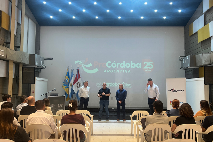 AgenciaProCba's tweet photo. 📍 Visitamos Las Varillas para presentar nuestros programas y herramientas de internacionalización a las empresas de la región. 🌎 También mantuvimos una reunión de trabajo y rueda de prensa con el intendente Mauro Daniele, en la que planificamos una agenda de promoción comercial internacional. 📈  Analizar los desafíos del contexto mundial es clave para generar herramientas que impulsen nuestras exportaciones. 

La jornada continuará con visitas a firmas radicadas en Las Varillas. 🚀 Junto al sector productivo local, seguimos fortaleciendo la sinergia público-privada para proyectar a las pymes de toda la provincia hacia nuevos mercados globales.