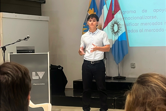 AgenciaProCba's tweet photo. 📍 Visitamos Las Varillas para presentar nuestros programas y herramientas de internacionalización a las empresas de la región. 🌎 También mantuvimos una reunión de trabajo y rueda de prensa con el intendente Mauro Daniele, en la que planificamos una agenda de promoción comercial internacional. 📈  Analizar los desafíos del contexto mundial es clave para generar herramientas que impulsen nuestras exportaciones. 

La jornada continuará con visitas a firmas radicadas en Las Varillas. 🚀 Junto al sector productivo local, seguimos fortaleciendo la sinergia público-privada para proyectar a las pymes de toda la provincia hacia nuevos mercados globales.