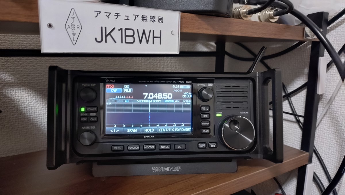 kaze276's tweet photo. 数日間転がっていたCQオームさんの段ボール箱をやっと開けました😊

昨日はお世話に成った 6年生とお別れ😢
今日は ピカピカの1年生の入学式です🌸

緊張の幕張儀式も無事終え💦 送受信もOK！📡⚡
やっぱり IC-705 がいいね (^^)v https://t.co/4ERfon0DyA