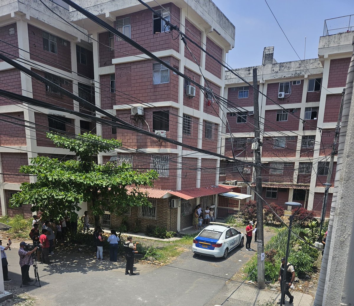 EmergenciasEc's tweet photo. Atentos!!
Se reporta una persona ssv dentro de un departamento en Sauces 6. https://t.co/uUztWVlWMj