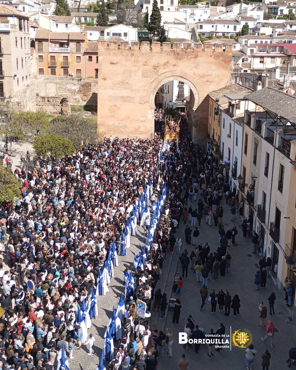 borriquillaypaz's tweet photo. 🌴🕊️La marea azul y blanca haciendo entrada en la "pequeña Jerusalén".

Gracias Señor, gracias Madre por repartir paz.  
Gracias a cada uno de nuestr@s herman@s por la estación de penitencia de ayer. 

📖 #Evangelio  “ Seis días antes de la Pascua ” (San Juan, 12). 
👇 https://t.co/cg9iX8CvQ9