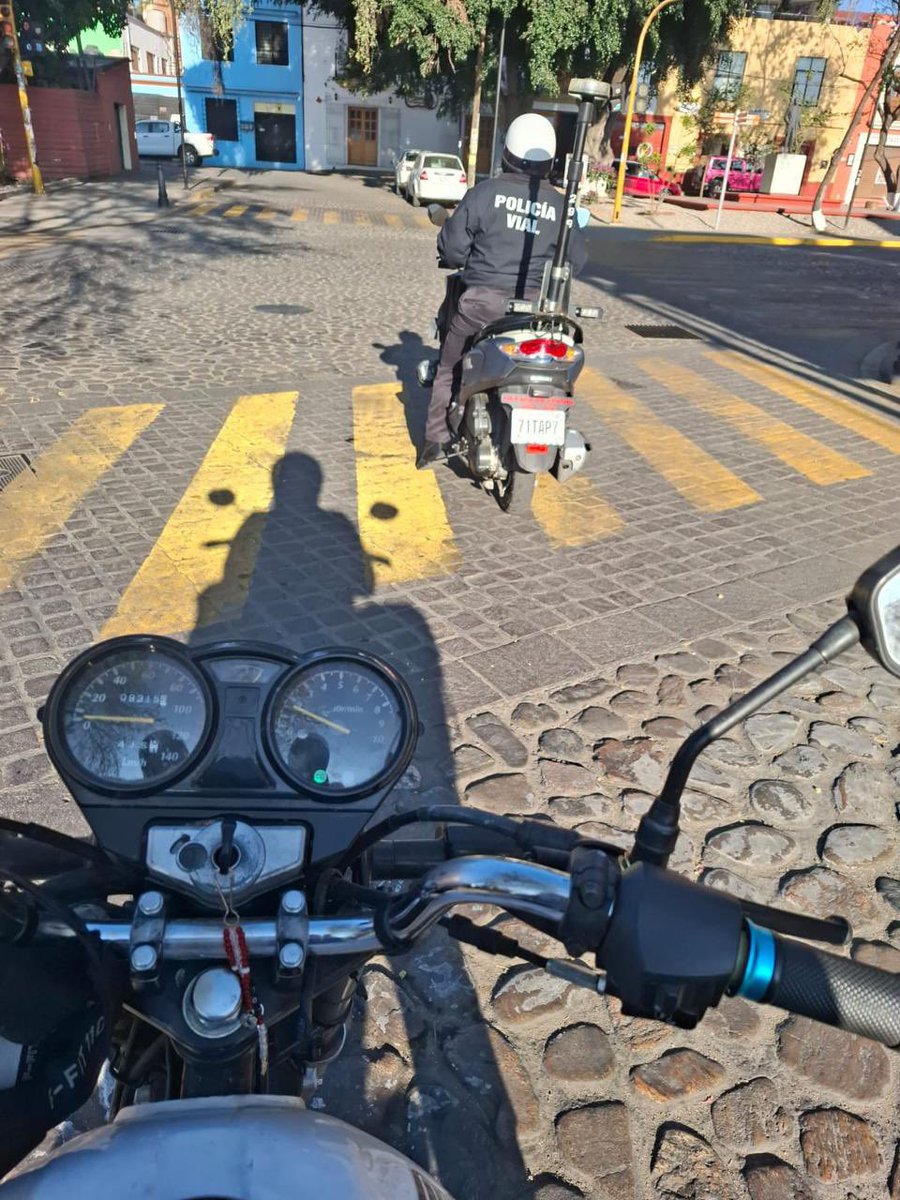 #Oaxaca Capital | Motociclista evidenció a un elemento motorizado de la Policia Vial por no respetar el señalamiento del cruce peatonal.

El hecho ocurrió esta mañana en uno de los cruces de calle sobre la calzada de la República.
