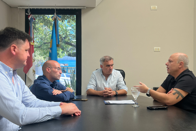 AgenciaProCba's tweet photo. 📍 Visitamos Las Varillas para presentar nuestros programas y herramientas de internacionalización a las empresas de la región. 🌎 También mantuvimos una reunión de trabajo y rueda de prensa con el intendente Mauro Daniele, en la que planificamos una agenda de promoción comercial internacional. 📈  Analizar los desafíos del contexto mundial es clave para generar herramientas que impulsen nuestras exportaciones. 

La jornada continuará con visitas a firmas radicadas en Las Varillas. 🚀 Junto al sector productivo local, seguimos fortaleciendo la sinergia público-privada para proyectar a las pymes de toda la provincia hacia nuevos mercados globales.