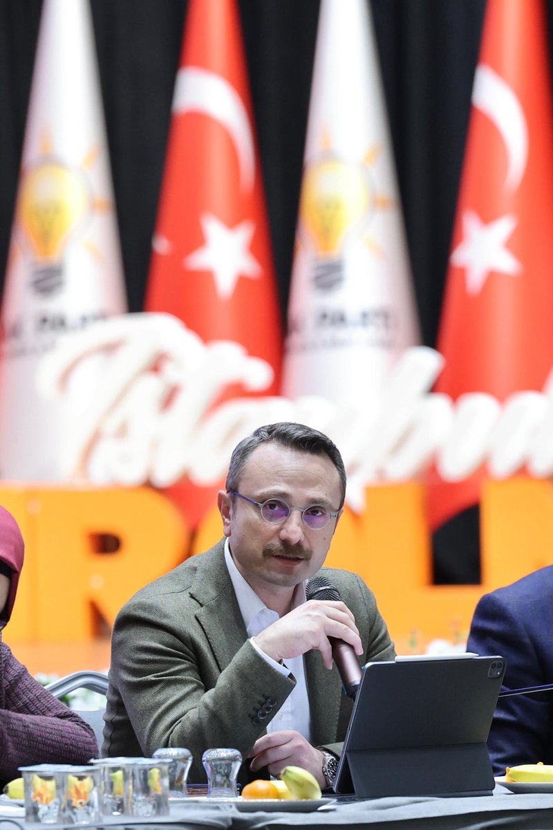 GiyaseddinGergn's tweet photo. Bugün aynı masada iki şey vardı:
Sokağın gerçeği ve dünyanın sert dengesi.

Sahayı ve teşkilatı konuşurken şunu net gördük:
Gerçeklik duyulanda değil, dokunulanda başlar.

Sonra haritayı çevirdik.
İran–İsrail–Amerika Birleşik Devletleri hattı bize şunu söylüyor:

Artık mesele kimin güçlü olduğu değil,
kimin denge kurabildiği.

Türkiye tam burada duruyor.
Savrulan değil, yön tayin eden bir akıl.

Sahayı doğru okuyan dünyayı anlar.
Dünyayı doğru konumlandıran sahada yön verir.

Mesele kazanmak değil,
dağılmadan ilerleyebilmek.