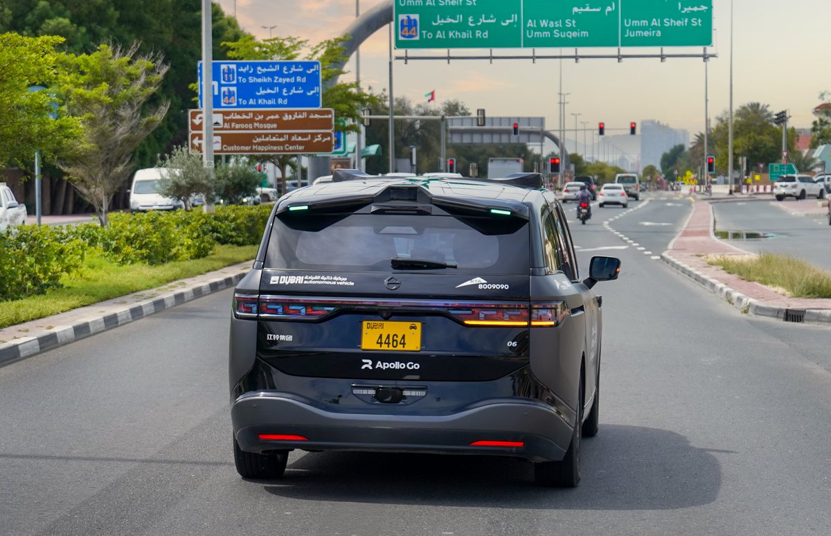 DXBMediaOffice's tweet photo. تشمل المرحلة الأولى من التشغيل التجاري للخدمة إدخال 100 مركبة أجرة ذاتية القيادة تدريجياً ضمن منظومة النقل في دبي، على أن يتم التوسّع التدريجي في الأسطول خلال ��لسنوات المقبلة، بما يواكب الطلب المتزايد على حلول التنقّل الذكي ويعزز توجه الإمارة نحو مستقبل يعتمد بشكل أكبر على التقنيات المتقدمة في قطاع النقل.