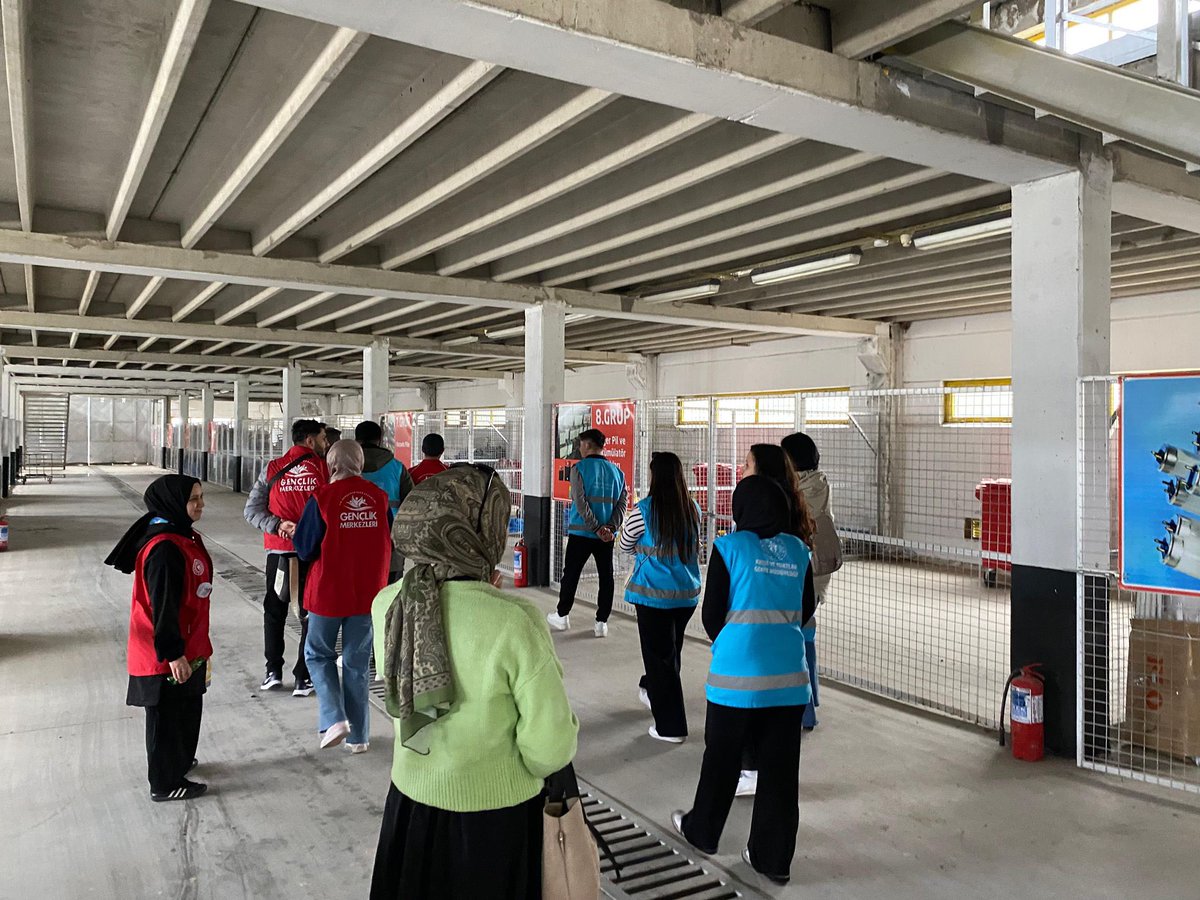 BurdurKYGM's tweet photo. 📍Bucak Yurdu

📍Oğuzhan Yurdu

30 Mart Uluslararası Sıfır Atık Günü kapsamında, gönüllü öğrencilerimizle yurdumuzda topladığımız atık pilleri Bucak Belediyesi Sıfır Atık ve Geri Dönüşüm Merkezine teslim ettik.
Ardından merkezi gezerek geri dönüşüm hakkında bilgi edindik. ♻️ https://t.co/8tjS8HOX63