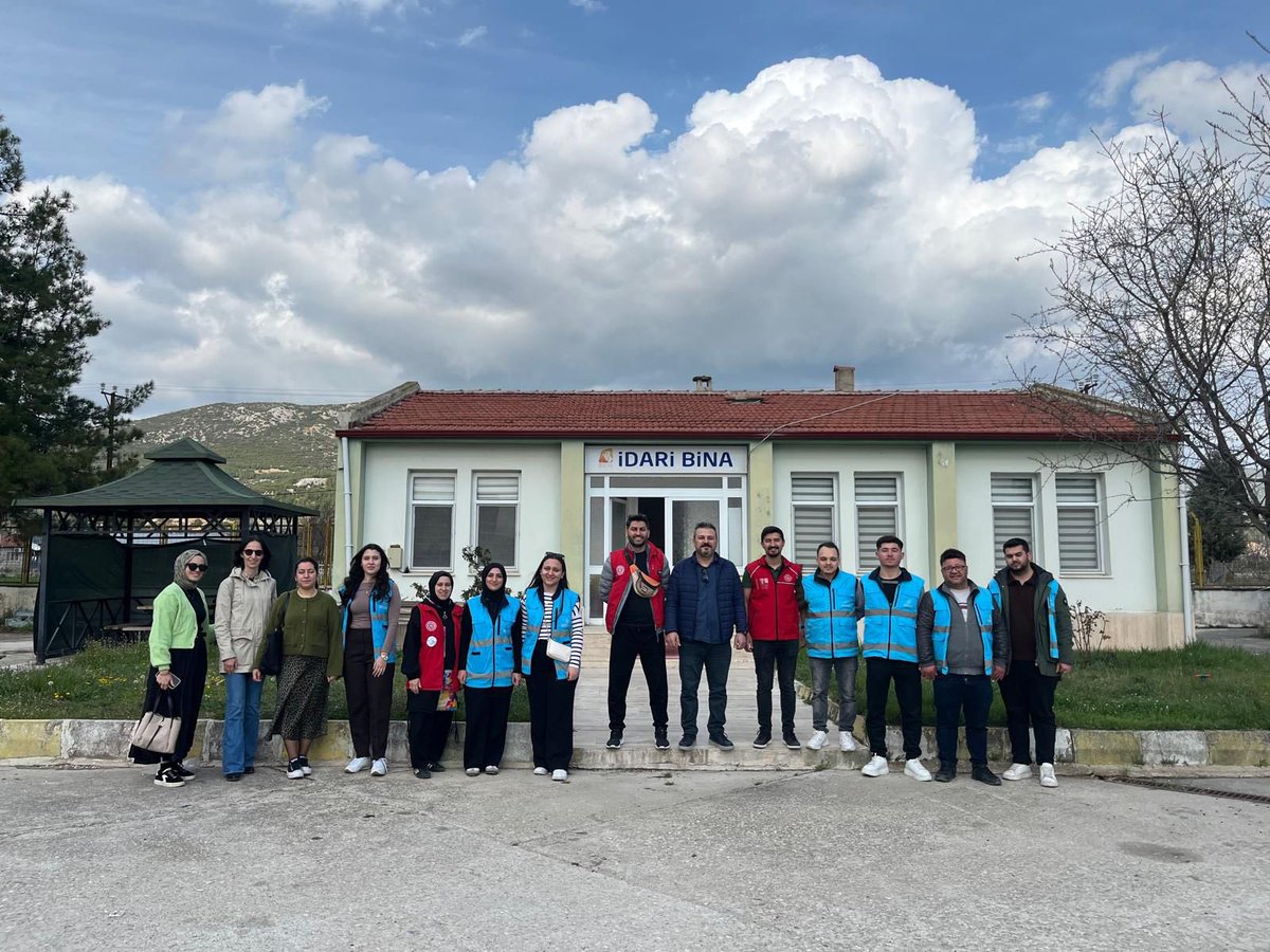BurdurKYGM's tweet photo. 📍Bucak Yurdu

📍Oğuzhan Yurdu

30 Mart Uluslararası Sıfır Atık Günü kapsamında, gönüllü öğrencilerimizle yurdumuzda topladığımız atık pilleri Bucak Belediyesi Sıfır Atık ve Geri Dönüşüm Merkezine teslim ettik.
Ardından merkezi gezerek geri dönüşüm hakkında bilgi edindik. ♻️ https://t.co/8tjS8HOX63