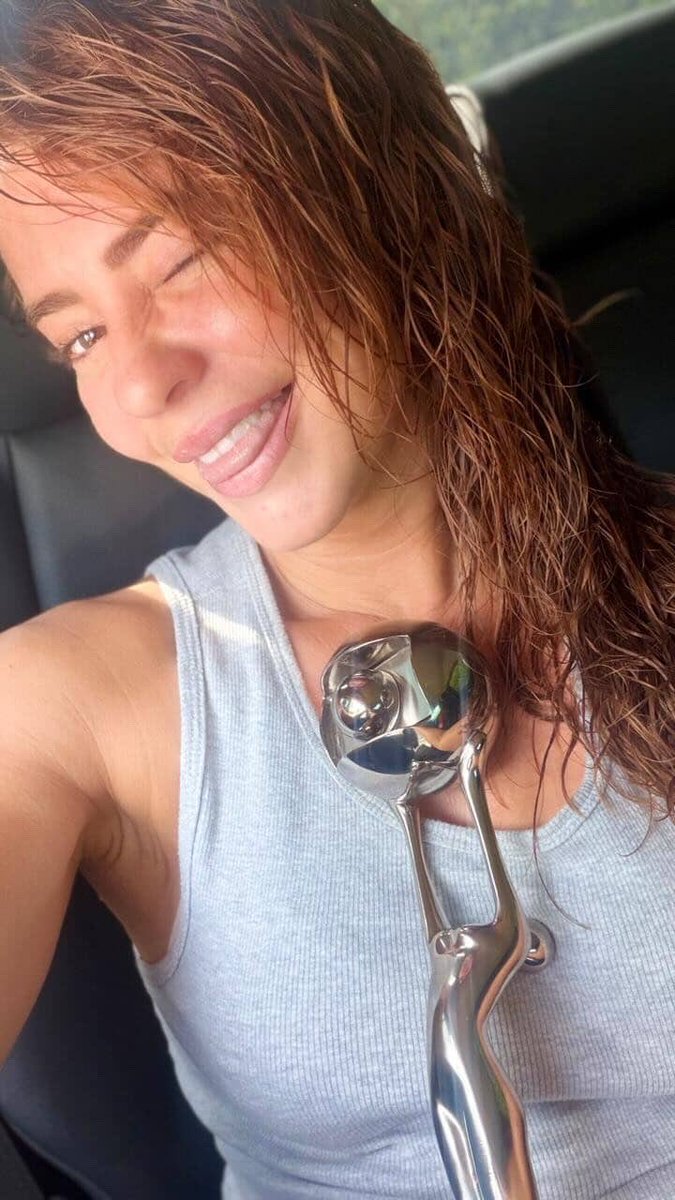 QGPaolla's tweet photo. “Bom dia pra quem tem os melhores fãs do mundo.” Paolla em seu canal de transmissão no instagram. 

O tanto que ela tá feliz com esse prêmio. Valeu todo esforço Paolletes ❤️‍🩹 https://t.co/8BpnEDfFST