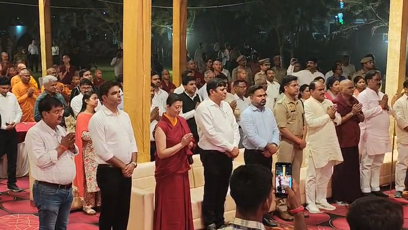 bstvlive's tweet photo. कुशीनगर 

➡इंटरनेशनल बौद्धिष्ट कॉन्क्लेव की पूर्व संध्या पर शांति पाठ
➡जापानी, म्यांमार आदि देशों के बौद्ध भिक्षुओं ने की प्रार्थना
➡सैकड़ों बौद्ध भिक्षु कैंडल मार्च में हुए शामिल
➡31 मार्च से 02 अप्रैल तक चलेगा यह कॉन्क्लेव

#Kushinagar #BuddhistConclave #PeaceEvent https://t.co/tiILuPFUef