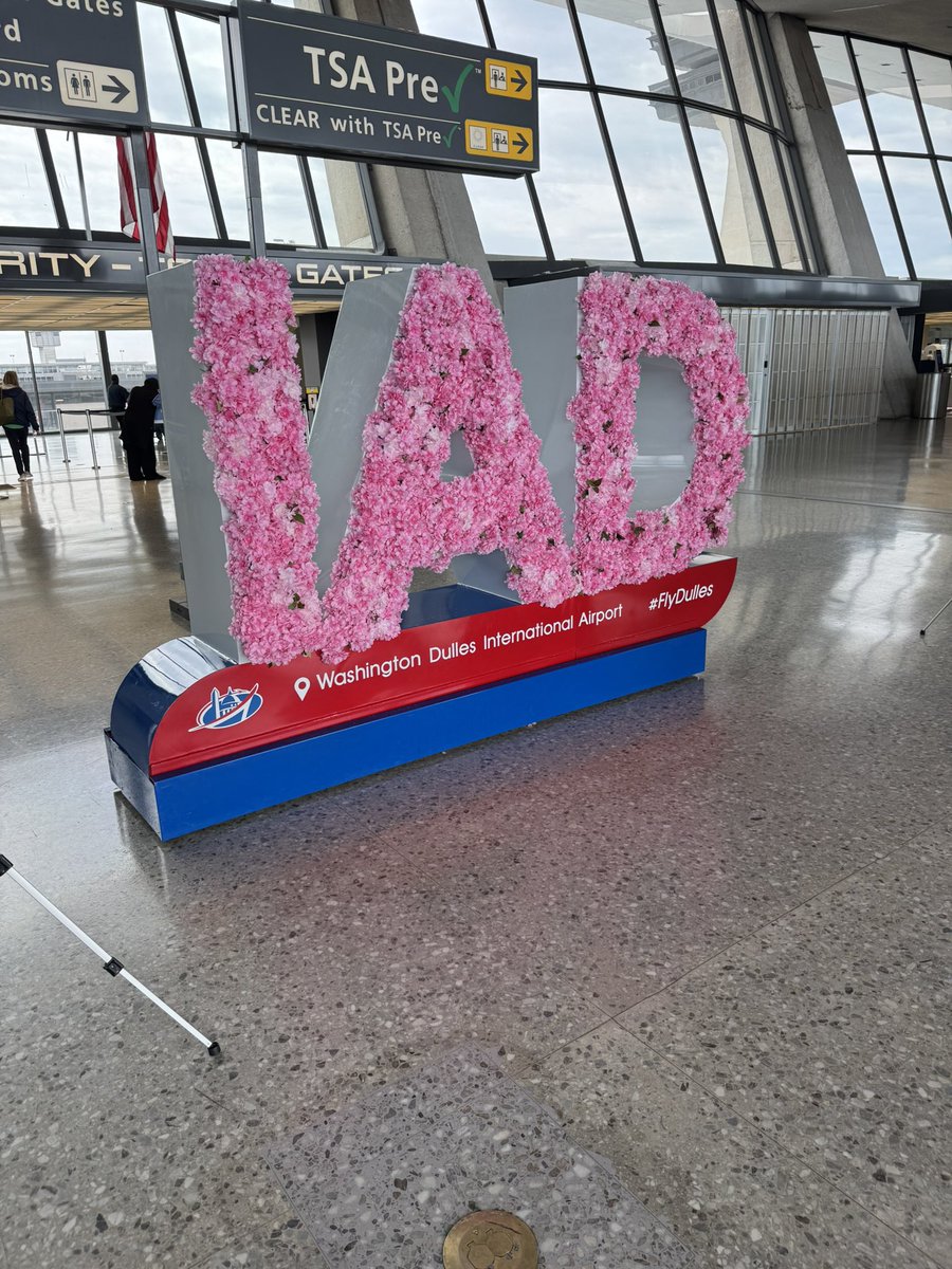 katurday_11's tweet image. Zero lines at @Dulles_Airport this afternoon. Thank you #TSA !!!!