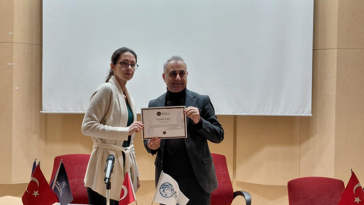 ODAPistanbul's tweet photo. 🗓️ Bugün, İstanbul Gelişim Üniversitesi Siyaset Bilimi ve Uluslararası İlişkiler Bölümü – İGÜ-SAM ile iş birliği içinde düzenlediğimiz semineri başarıyla gerçekleştirdik.

🎓 Seminer, İstanbul Gelişim Üniversitesi Siyaset Bilimi ve Uluslararası İlişkiler Bölüm Başkanı Prof. Dr. Emine Akçadağ Alagöz’ün moderatörlüğünde gerçekleştirildi.

🗣️ Direktörümüz Dr. @alisemin , “ABD–İsrail–İran Savaşının Orta Doğu’ya Jeopolitik Yansımaları” başlıklı sunumuyla önemli değerlendirmelerde bulundu.

💬 Seminerimiz, katılımcıların soruları ve katkılarıyla daha da zenginleşti.

🏅 Seminer sonunda, Prof. Dr. Emine Akçadağ Alagöz tarafından Direktörümüz Dr. Ali Semin teşekkür belgesi takdim edildi.

🙏 Katılım sağlayan herkese teşekkür ederiz.
