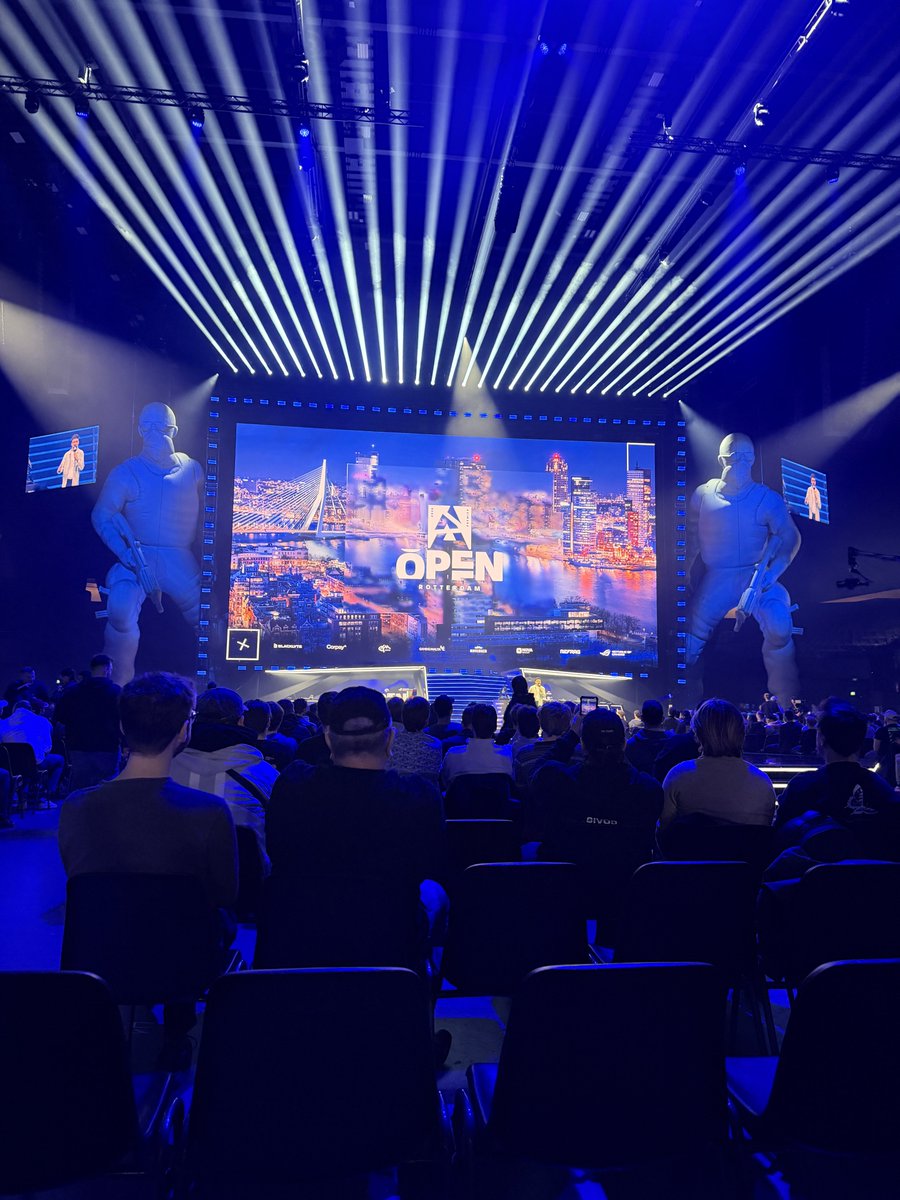 radsaroo's tweet photo. avg esports enjoyer @ blast rotterdam !! https://t.co/0RnUJd0sOc