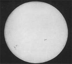 Astro_Cady's tweet image. #OTD 4/2/1845: 🇫🇷 French physicists Louis Fizeau &amp;amp; Léon Foucault took the first documented photograph of the 🌞#Sun, even capturing sunspots!  
#astronomy #space #solarsystem #astrophotography