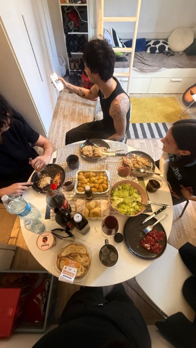 non1qualunque's tweet photo. se potessero, affitterebbero una casa per 20 persone e tornerebbero a vivere tutti insieme, 0 doubts https://t.co/7gHhW65HxJ