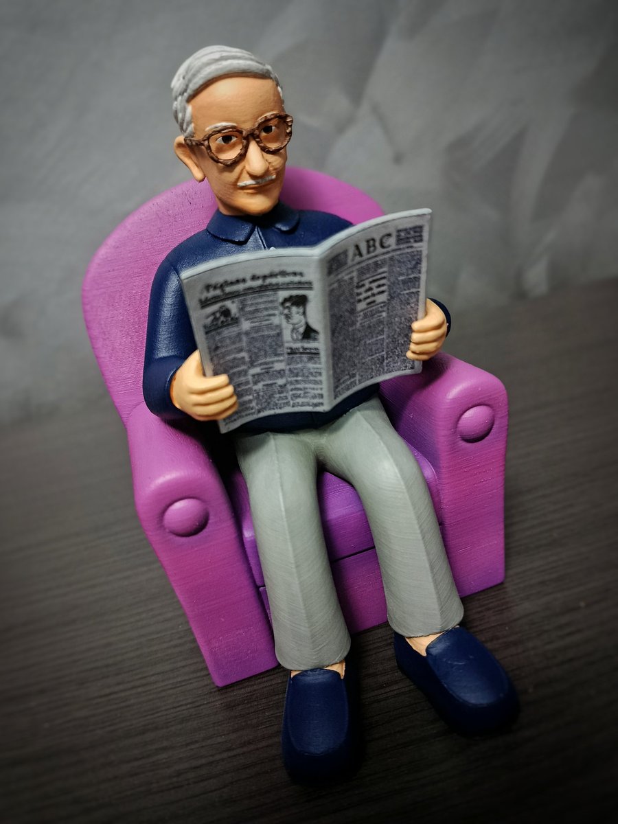 Victor_bf85's tweet photo. Hoy traemos una #figura especial que nos pidieron del abuelo de una familia que le encanta estar en su sofá leyendo el periódico, el cuál, hemos buscado las páginas originales de su fecha de nacimiento para darle ese toque nostálgico.

#3dprint @Sakata3D @vallejocolors https://t.co/gvF1817mMz