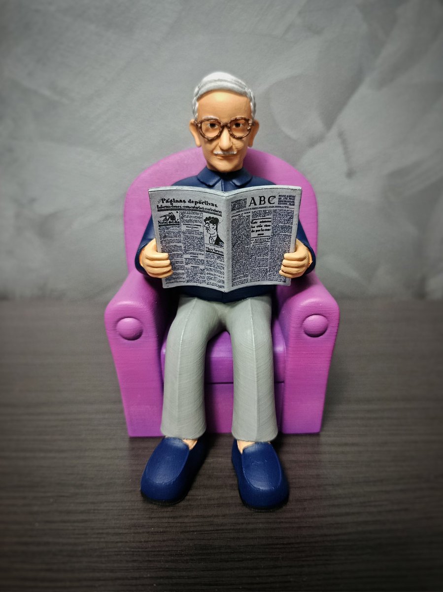 Victor_bf85's tweet photo. Hoy traemos una #figura especial que nos pidieron del abuelo de una familia que le encanta estar en su sofá leyendo el periódico, el cuál, hemos buscado las páginas originales de su fecha de nacimiento para darle ese toque nostálgico.

#3dprint @Sakata3D @vallejocolors https://t.co/gvF1817mMz