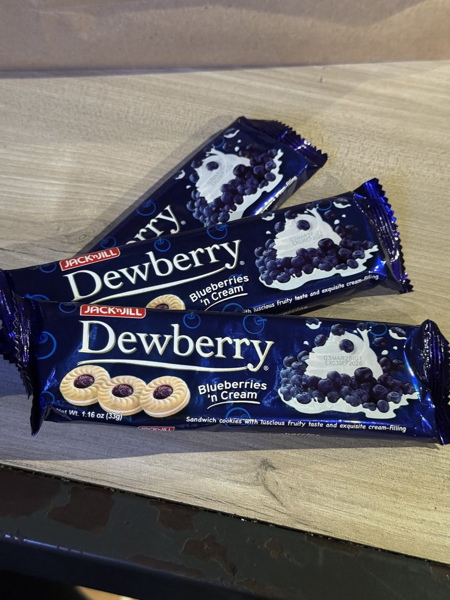 workmate: tara libre ko kayo ice cream 

me na ayaw kasi ang lamig sa office!!! then bigla nakita si dewberry 😁 hays pcd ko paputol putol sagabal talaga ang work 😩